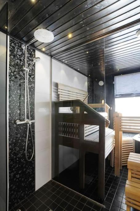 Majestic Penthouse With Sauna & High-Speed Wi-Fi And Parking โรวานิเอมิ ภายนอก รูปภาพ